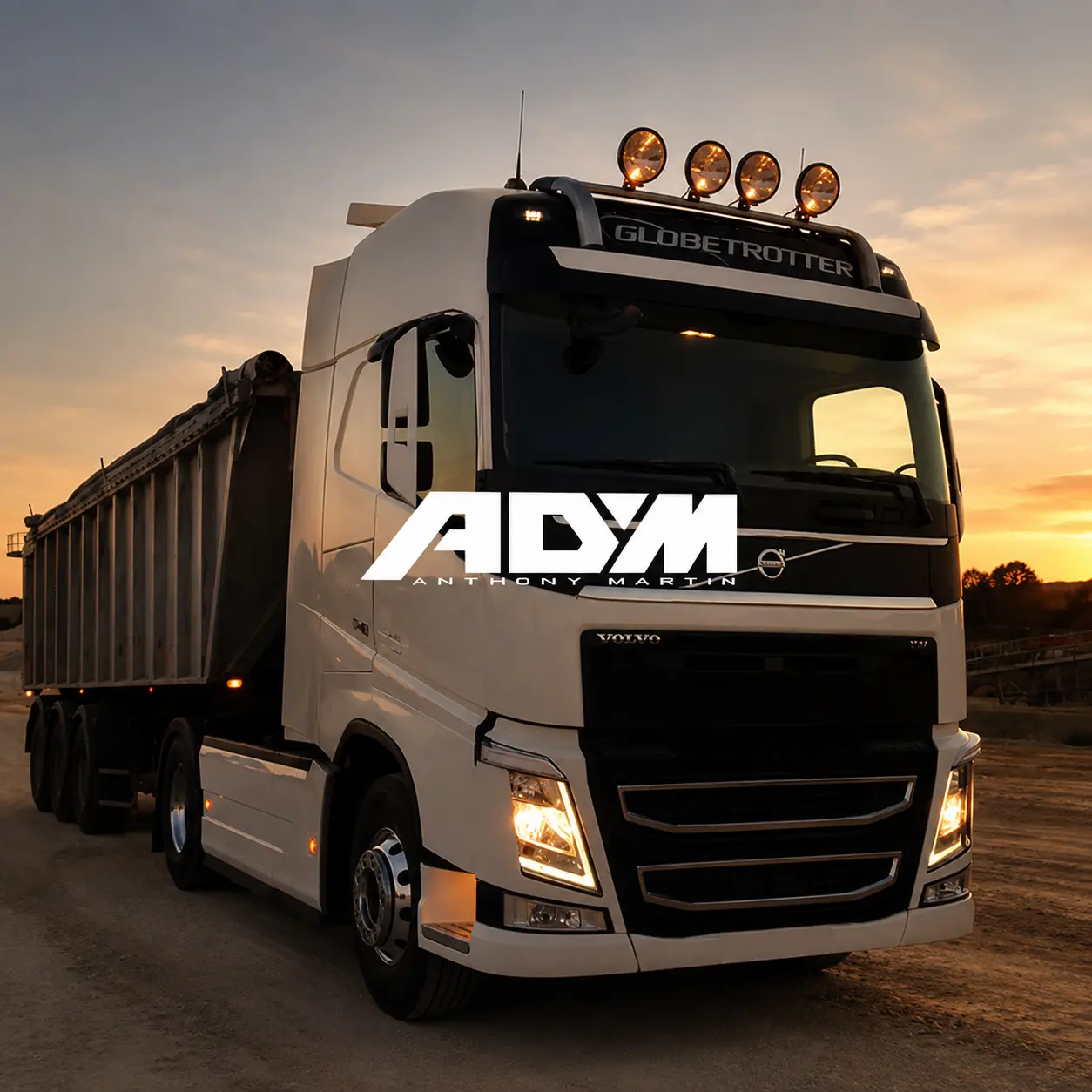 Camion-benne ADM Transport au coucher du soleil